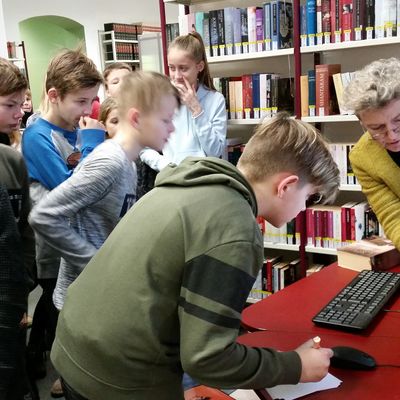 Auch der Computer ist Bestandteil einer Bibliothek.