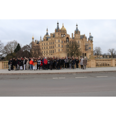 Gruppenbild vor dem Schweriner Schloss