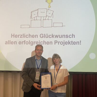 Frau Noetzel und Herr Brüllke nach der Auszeichnung in Berlin