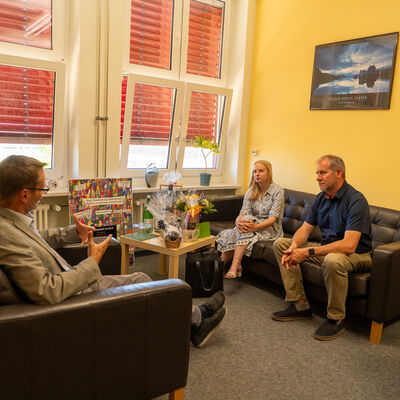 Frau Repp im Gespr�ch mit dem Schulleiter und Herrn Dr. Bastian